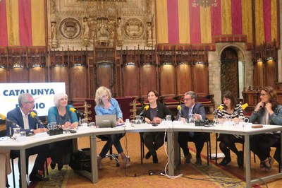 El col·loqui d'alcaldes i alcaldesses, al Saló de Cent de l'Ajuntament de Barcelona..