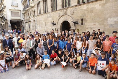 L’alcalde de Lleida, Àngel Ros, acompanyat de la tinent d’alcalde i regidora d’Educació, Montse Parra, ha presidit l’Audiència als nois i noies del P….