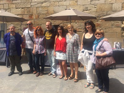 La regidora de Cultura amb alguns dels artistes que han exposat avui les seves creacions.