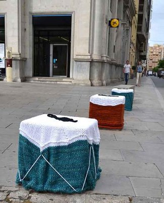 Els bancs de pedra del Montepío, folrats com a tambors.