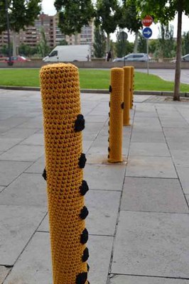 Els pilons de davant de l'establiment Miró s'han convertit en flautes.