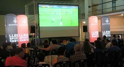 La Paeria va tornar a instal·lar una pantalla gran al pavelló municipal per seguir el partit en directe.