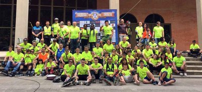 La regidora d'Esports, Montse Parra, s'ha unit als participants al final de la patinada, davant el pavelló Onze de Setembre.