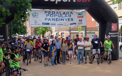 El regidor del barri de Pardinyes, Rafael Peris, i les pubilles han donat el tret de sortida a la pedalada.