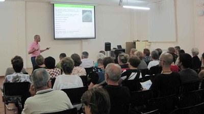 Els voluntaris elaboren i distribueixen aliments entre els joves.