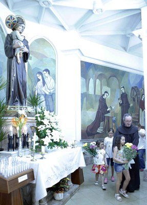 L'associació de veïns ha organitzat l'ofrena floral al sant.