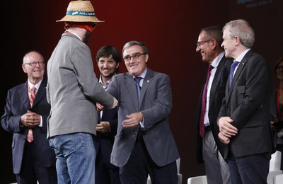 Durant l'acte amb motiu del Dia Mundial del Donant de Sang s'han reconegut entitats i persones, com el Sr. Postu de Lleida.