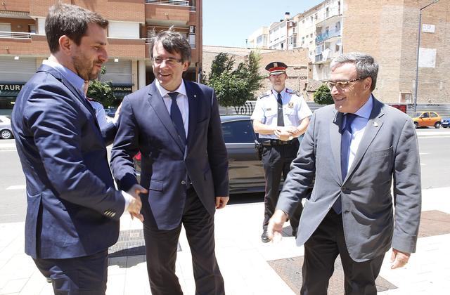 L'alcalde Ros, amb el president Carles Puigdemont i el conseller Antoni Comín, a l'exterior de la Llotja