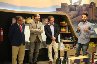 L'alcalde, Àngel Ros, amb Alex Susanna, director de l’Agència Catalana de Patrimoni, Joan Morales, Director de la revista Descobrir i Xavier Rossinyo….