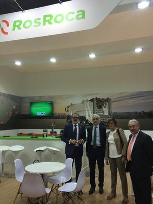 Salutació als representants de Ros Roca en l'estada de la Paeria a la Fira..