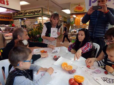 Es vol ensenyar als infants que aquest és un equipament comercial col·lectiu i un espai de referència de proximitat i interacció social.