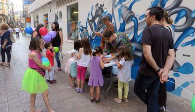Els menuts han gaudit de l'animació amb la qual els comerciants volen dinamitzar el barri.
