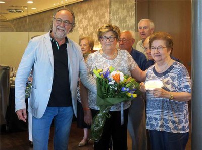 El tinent d'alcalde Rodamilans i la presidenta de la Llar han lliurat les plaques commemoratives.