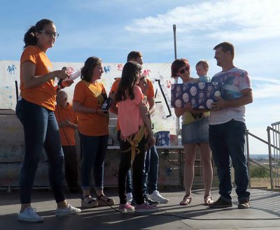 Les pubilles i els hereus van lliurar els obsequis als nounats de la partida.