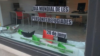 Una simbologia que ha quedat reflectida a l'aparador del centre juvenil.