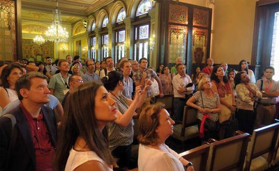 Contemplant el Retaule de la Verge dels Paers del saló de sessions.