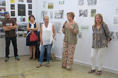 La tinent d'alcalde Monste Parra en la cloenda dels tallers d'Arts Visuals de la Universitat Popular.