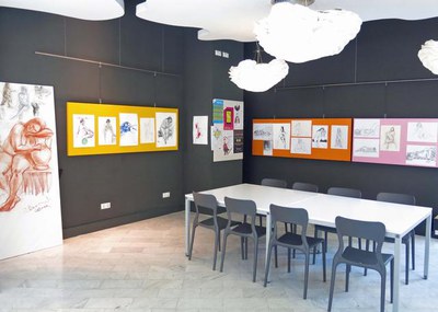 Els dibuixos del taller amb model nu de l'Escola Ermengol es poden visitar fins al 6 de juliol a L'Aparador, a la Palma - Centre de Recursos Juvenils.