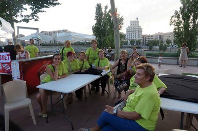 La regidora Sara Mestres amb part de la junta directiva veïnal.