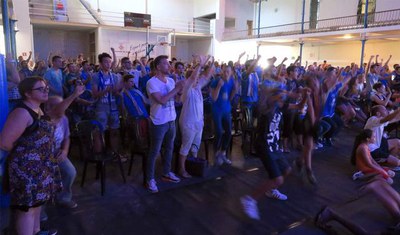 Més de 300 aficionats s'han aplegat al pavelló municipal per seguir el partit a través de la pantalla gegant.