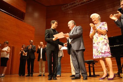 Enrique Lapaz recull el diploma de mans de Jaume Iglesias, president d'IFR, patrocinador del 1r premi del concurs, dotat amb 6000 euros..