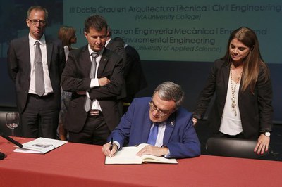 El paer en cap, padrí de la promoció 2016 de l'EPS de la UdL, signant en el llibre d'honor.