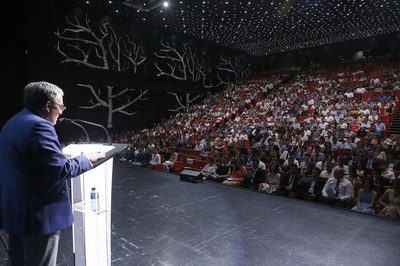 Lliçó magistral de l'alcalde Ros en l'acte de lliurament d'orles acadèmiques de l'EPS a la Llotja.