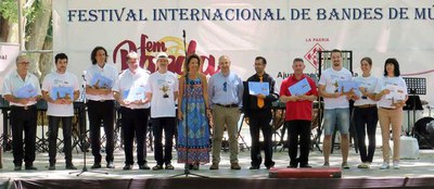 Moment de lliurar els premis als guanyadors del II Festival Internacional de Música de Bandes.