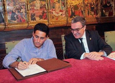 Carlos Pigem signant el conveni de col·laboració i patrocini amb la Paeria.