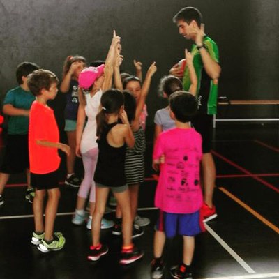 Aquest dijous va ser el torn del Balàfia Vòlei Lleida amb el jugador del primer equip Adan Aliseda que va anar a les estades del barri del Secà que e….