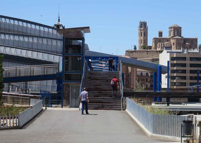 En una segona fase es durà a terme la renovació del paviment de fusta del tram central de la passarel·la.