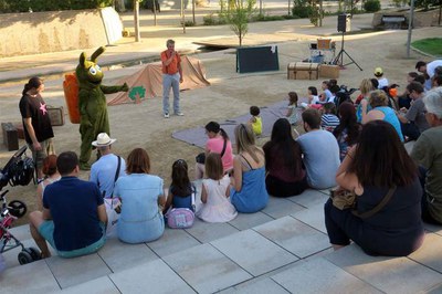 Tots els dissabtes a la tarda hi ha programada una activitat del Club Banyetes a l'Amfiteatre dels Camps Elisis.