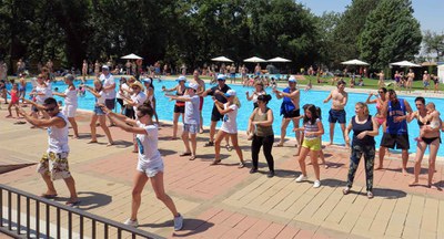 Abans de la remullada, els participants s'han mogut al ritme de la música, dirigits per l'Albert Ojeda i l'Anna Reinals.