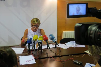 Montse Mínguez, en un moment de la roda de premsa que ha ofert avui, per respondre les crítiques de l'oposició sobre el català..