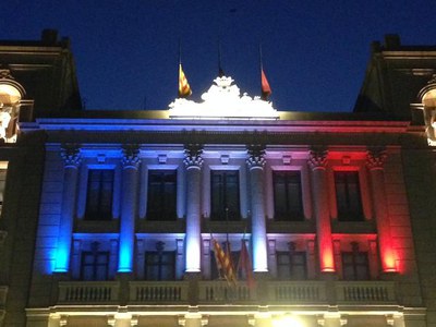 La façana de la Paeria s'ha il·luminat aquest vespre amb els colors de la bandera francesa.