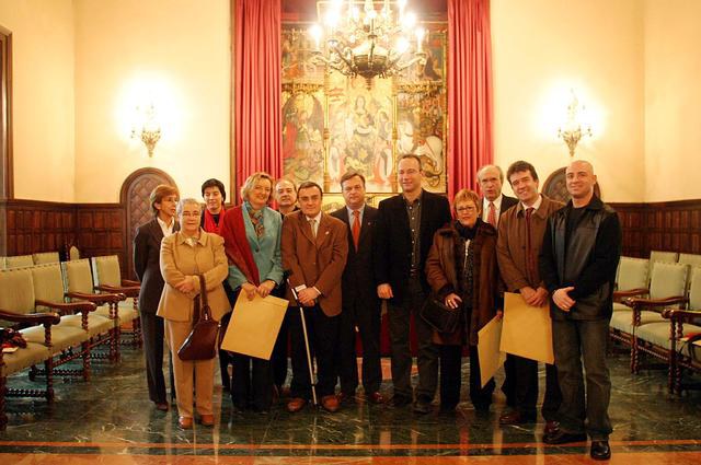 Els membres de la comissió han visitat el saló del Retaule