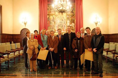 Els membres de la comissió han visitat el saló del Retaule.