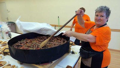 La presidenta de la Bordeta, Carmen Guerrero, cuina la cassola que s'ha servit al sopar.