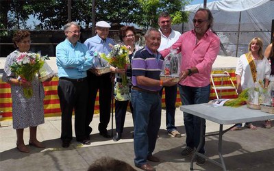 El regidor Xavier Rodamilans lliurant el reconeixement a un dels veïns de la partida.