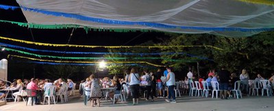 El sopar ha tingut lloc al pati de les antigues escoles.