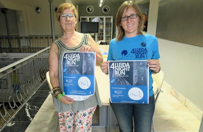 La tinent d'alcalde, Montse Parra, i una de les organitzadores, Ester Tort, a la presentació de la 4a Lleida Night Run.