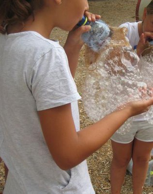 Taller familiar sobre l'aigua al Museu de l’Aigua de Lleida.