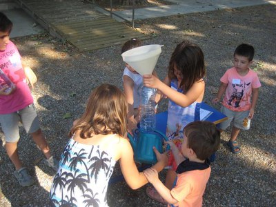 Unes 30 persones participen al taller familiar sobre l’aigua al Museu de l’Aigua de Lleida.