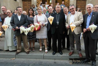 L'alcalde Ros, amb diversos regidors i el bisbe de Lleida, abans d'iniciar la Romeria dels Fanalets de Sant Jaume.