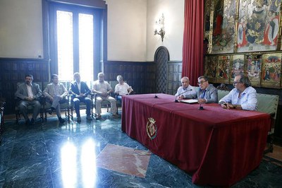 La signatura del conveni de col·laboració entre la Paeria i la Fundació Verge Blanca s'ha fet al Saló del Retaule.