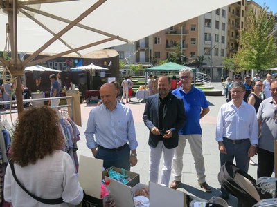 El tinent d’alcalde i regidor de Promoció de la Ciutat i del Comerç Rafael Peris ha visitat el tradicional mercat i han saludat els paradistes.