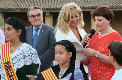 L'alcalde, Àngel Ros, i la president de l'EMD de Raimat, Eva Horcajada, amb la pregonera d'enguany, Lourdes Reig.