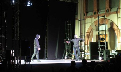 El públic ha omplert el pati de l'Escorxador per veure l'actuació.