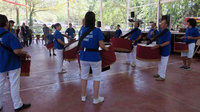 El Grup de Tambors i Bombos de Raimat han obert l'acte d'homenatge.