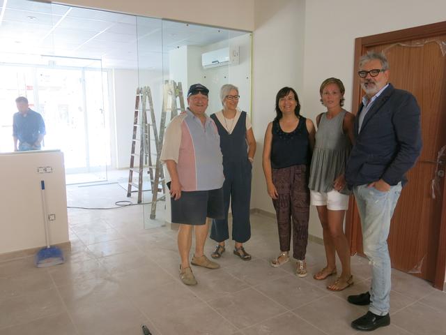 L'alcalde accidental, Fèlix Larrosa, amb la tinent d'alcalde Montse Mínguez, ha visitat les obres d'ampliació a Down Lleida amb la presidenta de l'entitat, Pilar Sanjuán, i el president de l'AV del barri, Julián Garrido